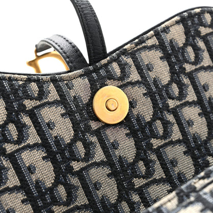 Oblique Saddle Chain Pouch Blue