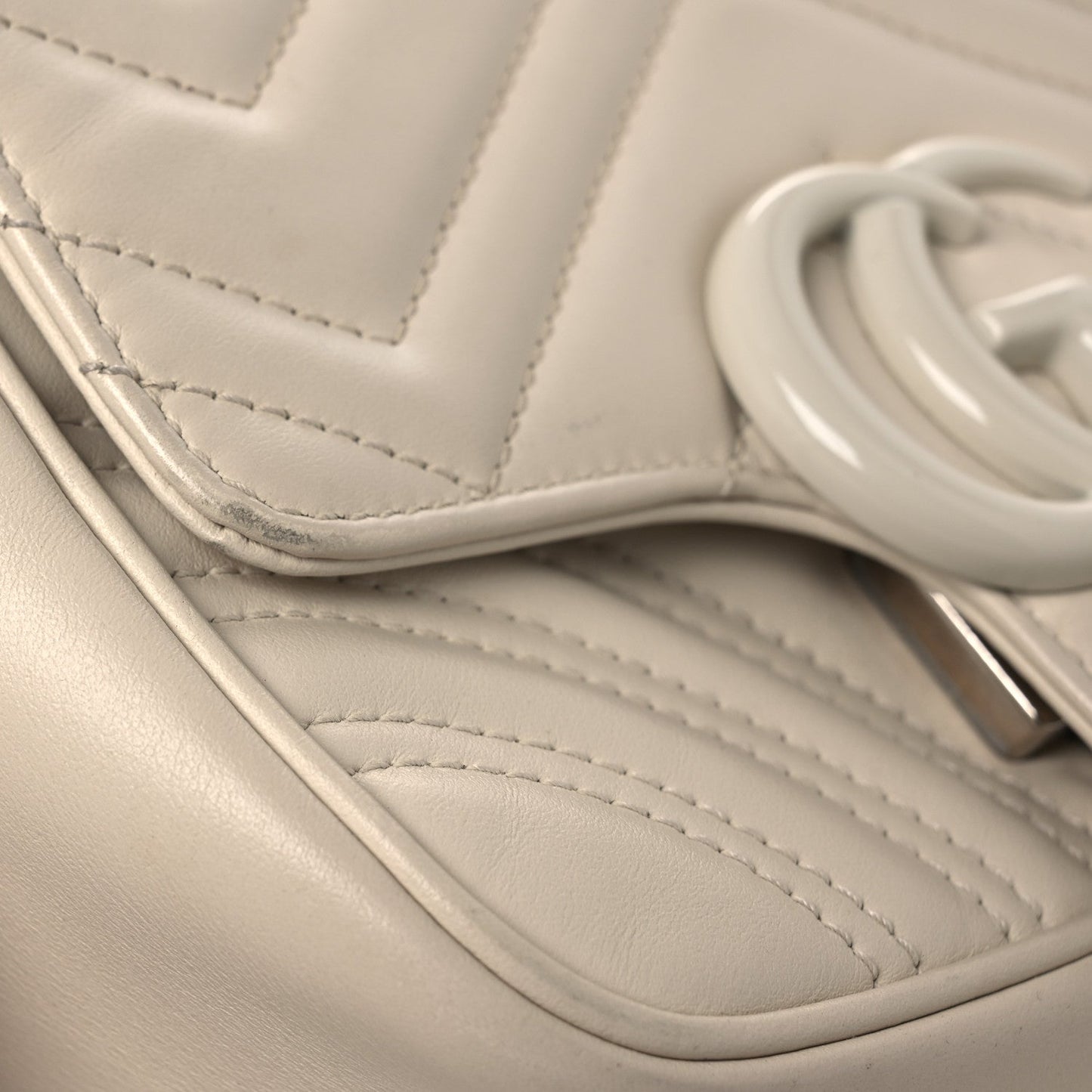 Calfskin Matelasse Monochrome Mini GG Marmont Crossbody Shoulder Bag White